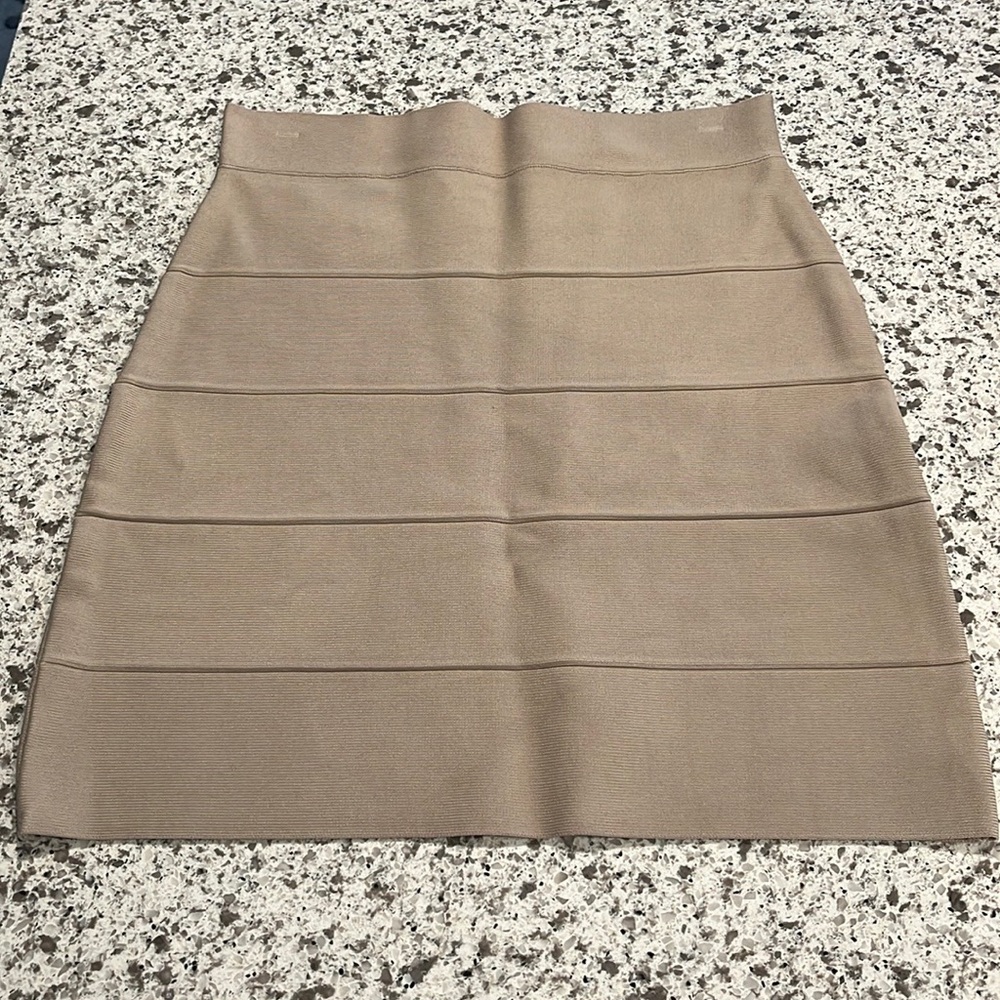 BCBGMaxazria skirt. Size M. In great condition. Tan.